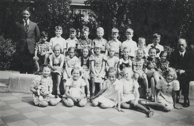 351691 Groepsportret met leerlingen van de Bilderdijkschool (Regentesselaan 70) te Maartensdijk, met links onderwijzer ...